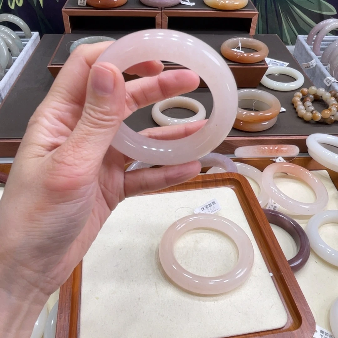 一***乖石英岩玉未镶嵌手镯