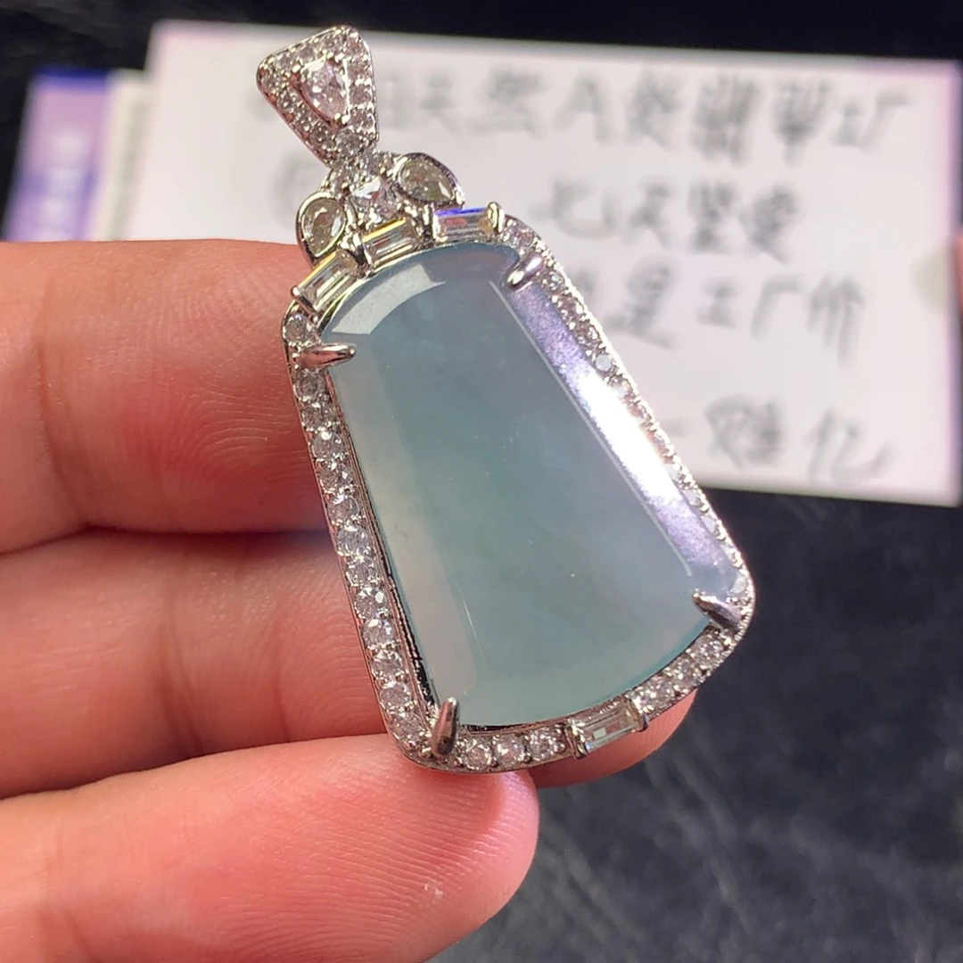 翡翠未镶嵌颈饰无事牌