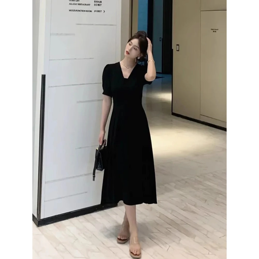 夏季新款法式赫本风高级感v领黑色连衣裙新款设计感小众小黑裙潮