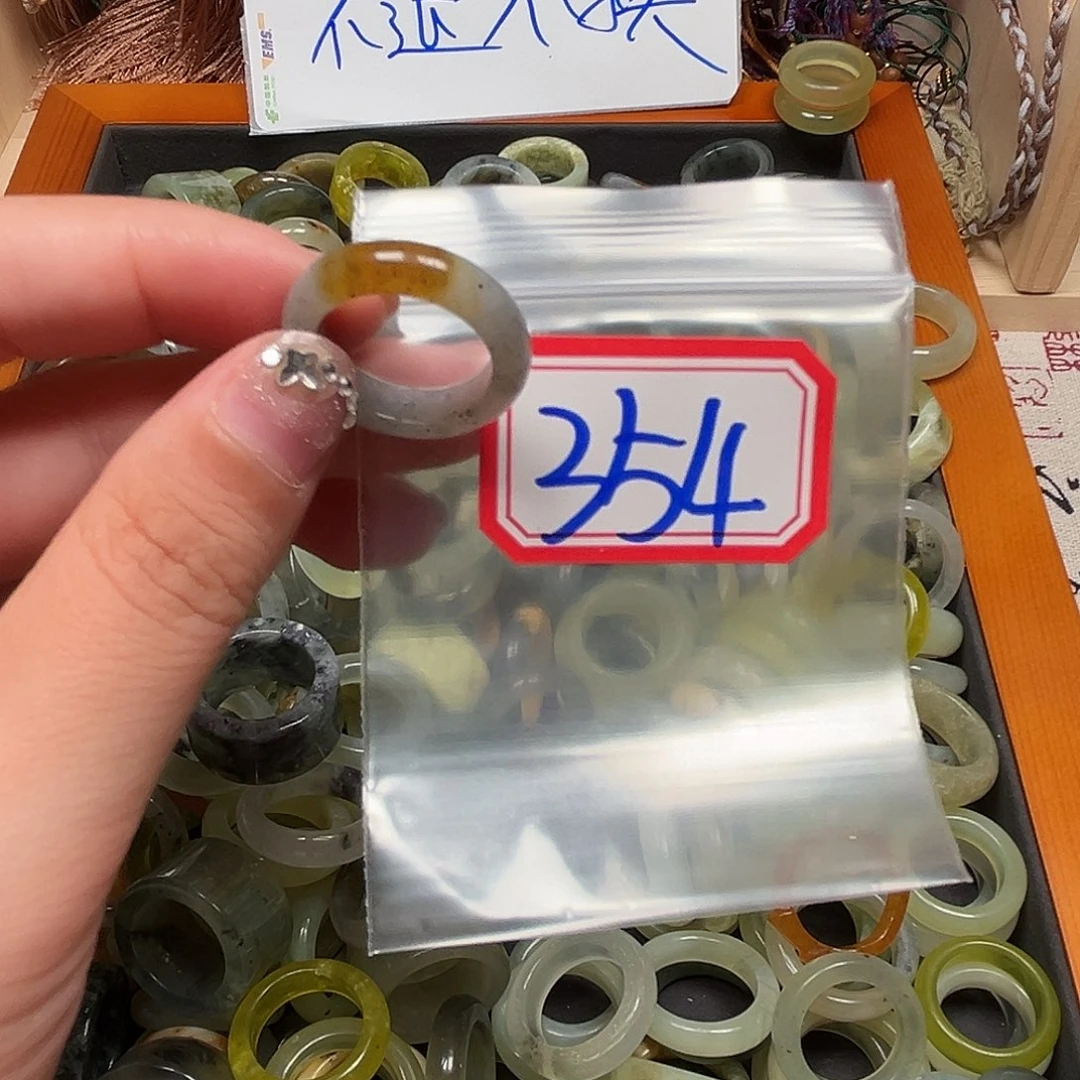 我***薇未镶嵌蛇纹石玉珠宝奇石