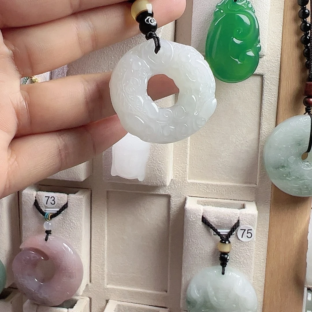 石英质玉未镶嵌颈饰