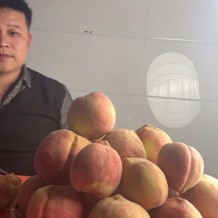 大山里的新鲜水蜜桃