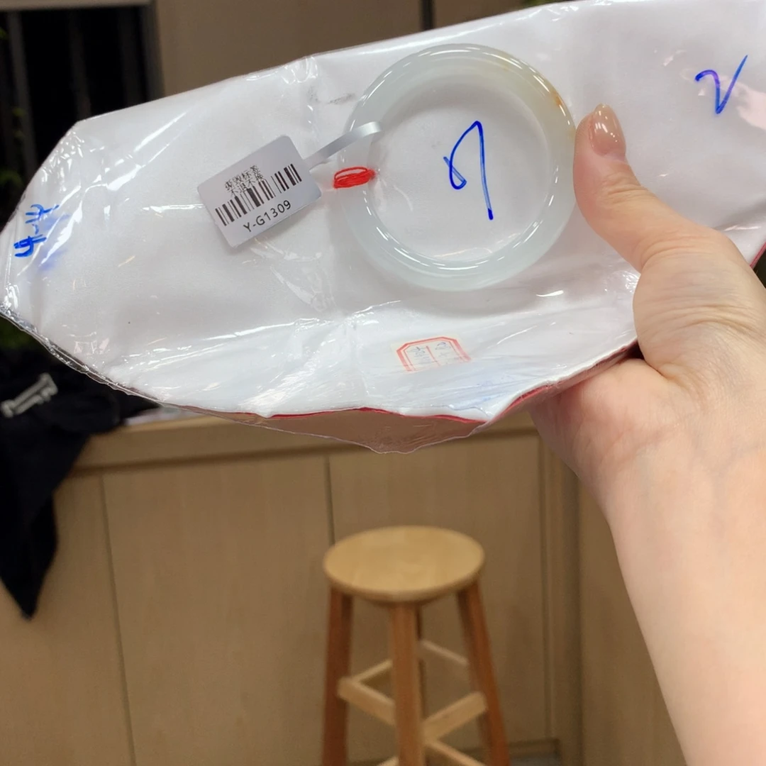 翡翠手镯未镶嵌不退不换