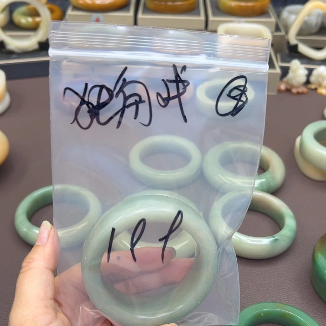 石英质玉手镯未镶嵌?**戏