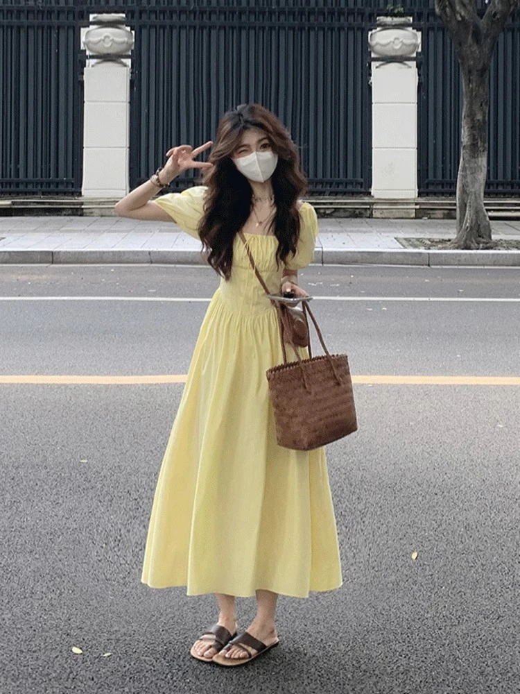 法式方领泡泡袖黄色连衣裙女春夏新款海边度假气质收腰A字长裙子