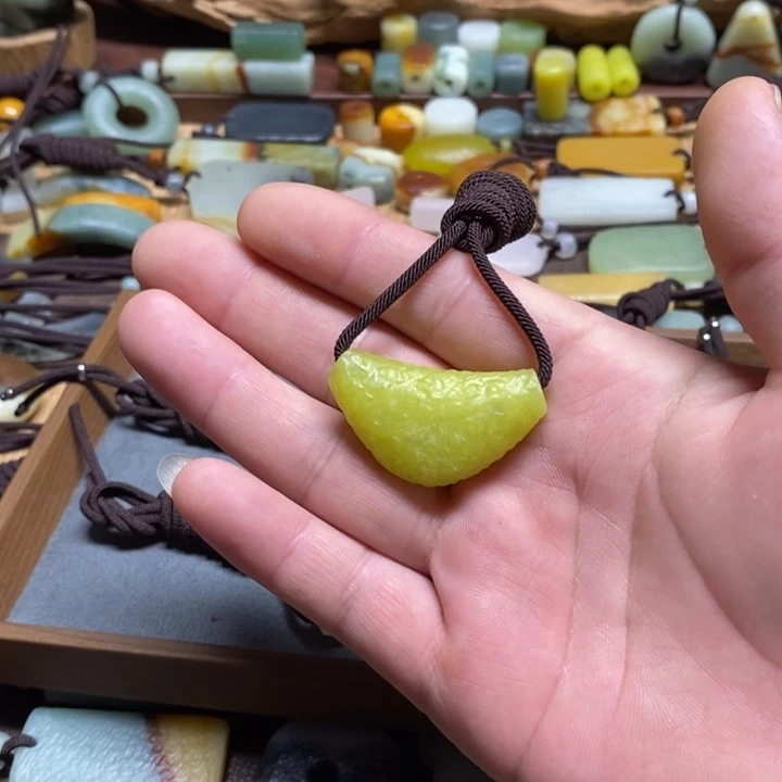 蛇纹石玉未镶嵌挂件延****_