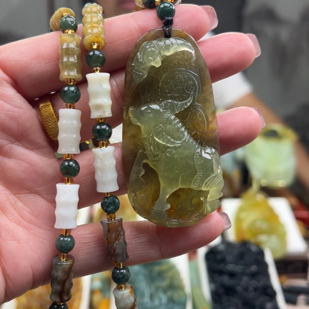 岫玉未镶嵌颈饰挂件