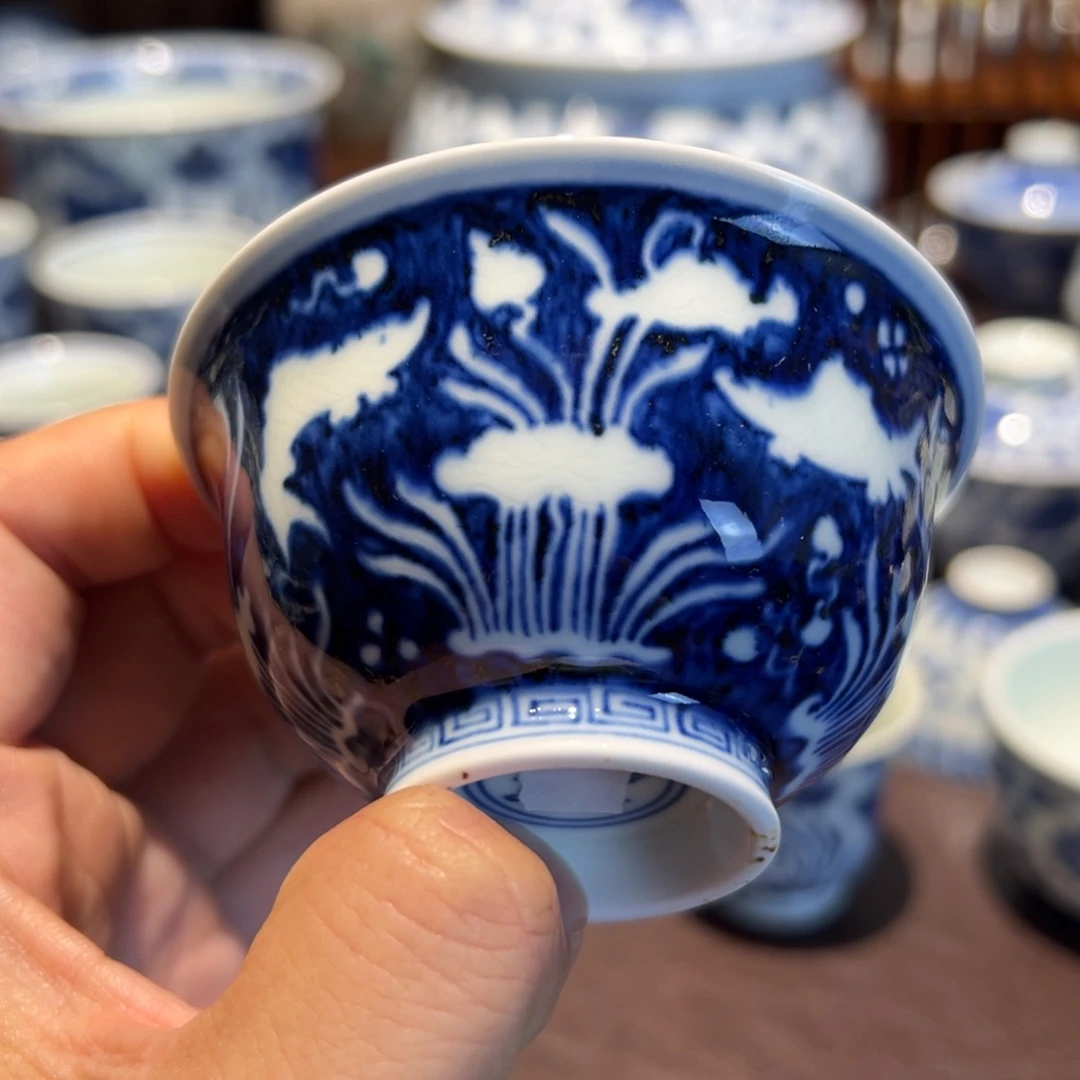 精品青花留白暗刻鱼藻纹撇口杯口径约8.7厘米