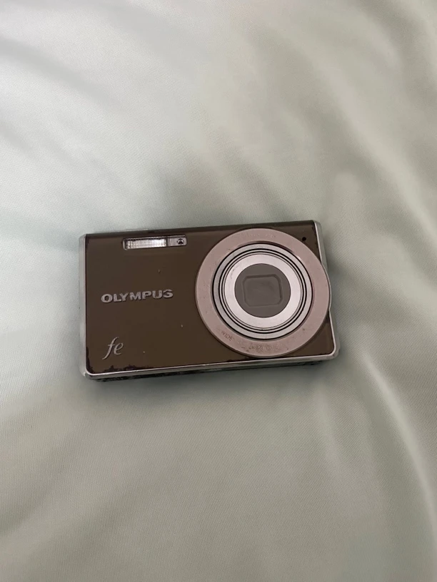 9新 Olympus/奥林巴斯 fe5030棕色1400w像素ccd数码相机