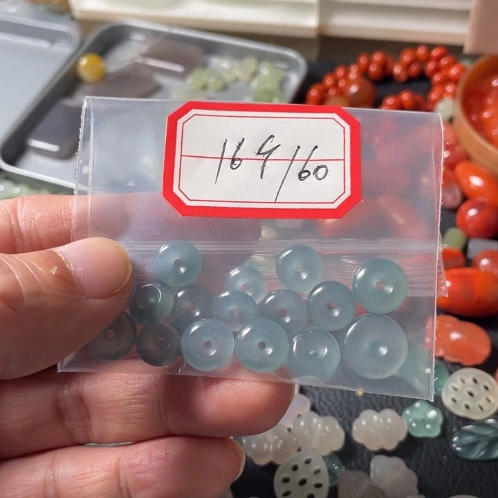 颈饰未镶嵌翡翠水****）翡翠小扣子