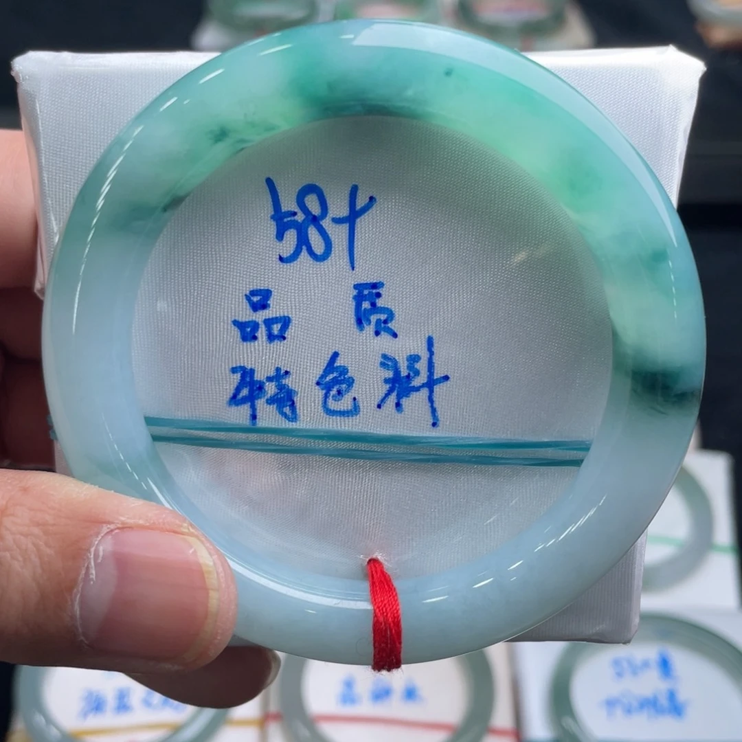 翡翠手镯未镶嵌翡翠手镯