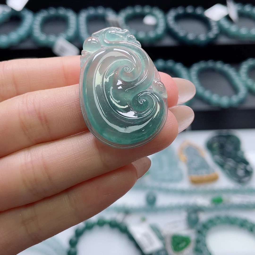 翡翠未镶嵌颈饰如意