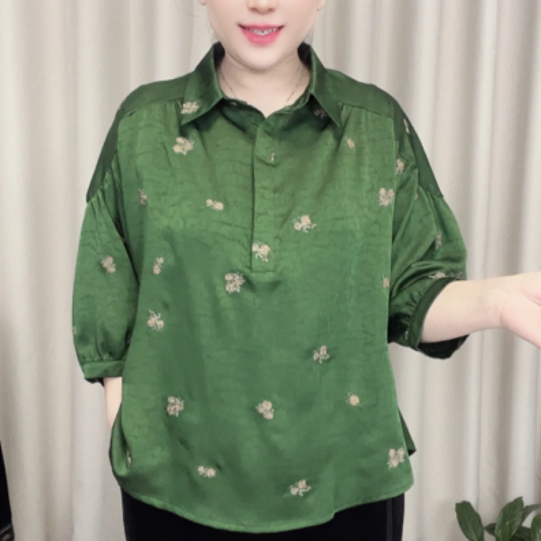 新款小蜜蜂翻领刺绣时尚气质休闲中老年加肥大码高档妈妈小衫