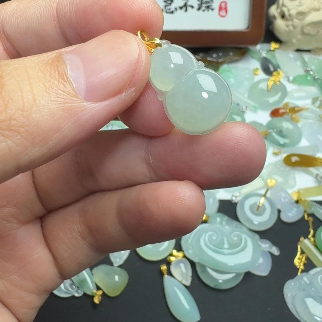 翡翠18K金镶嵌颈饰葫芦