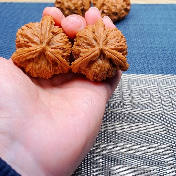 小***谁文玩核桃吊坠三棱