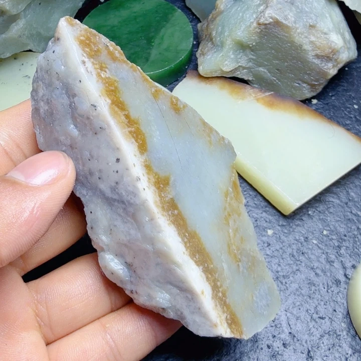 和田玉（糖玉）未镶嵌珠宝奇石