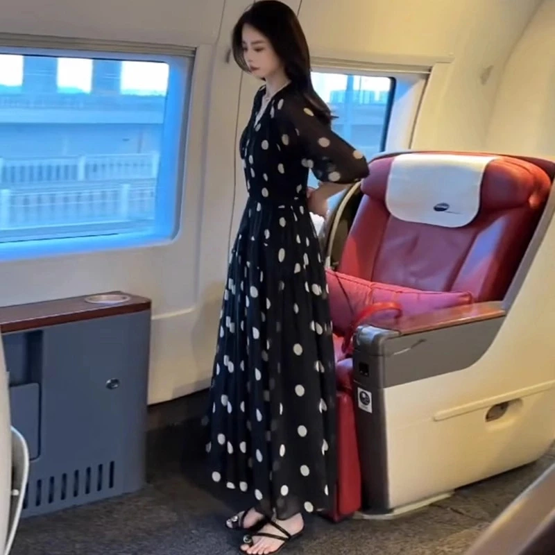 波点雪纺连衣裙女2025夏季新款洋气显瘦时髦V领黑色气质长款裙子