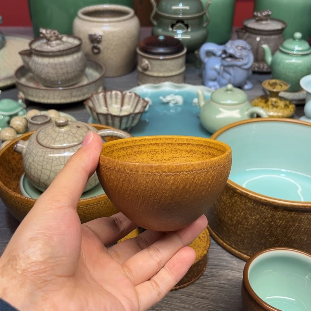 黄灿 拙朴  手捧杯