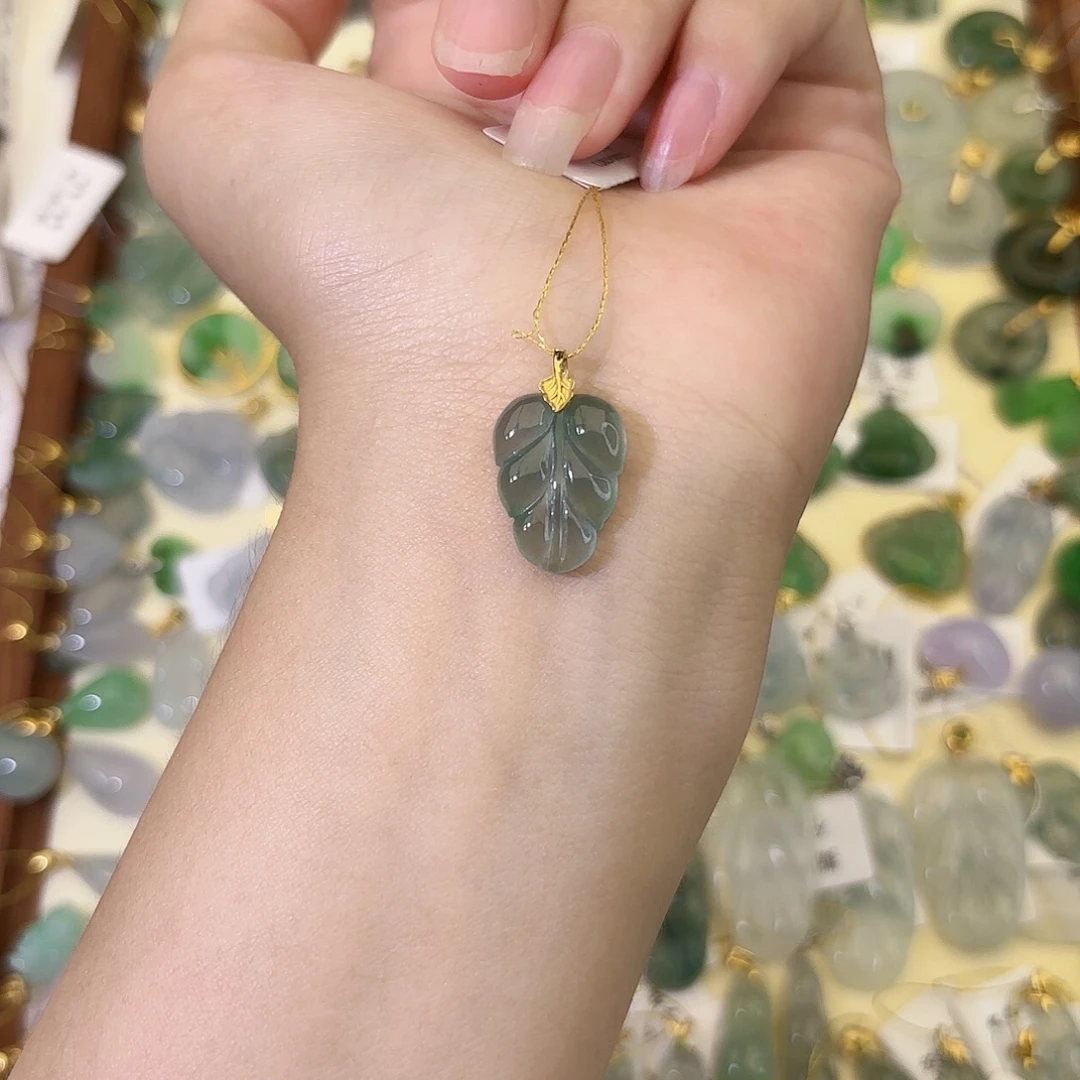 翡翠18K金镶嵌颈饰叶子