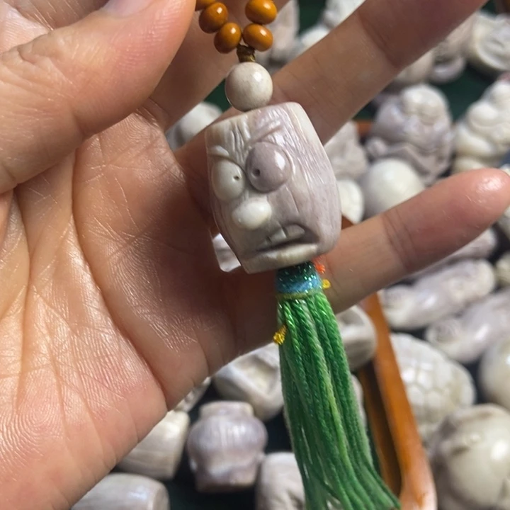 识***人配饰鹿角雕刻一个出