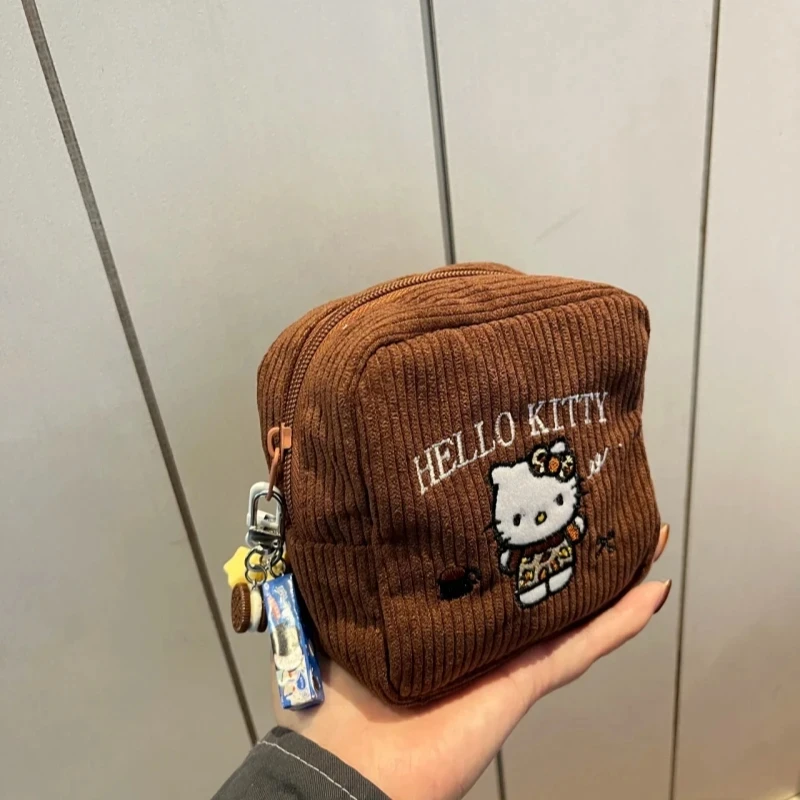 新款刺绣HelloKitty化妆包大容量拍立得收纳包便携出行包姨妈巾包