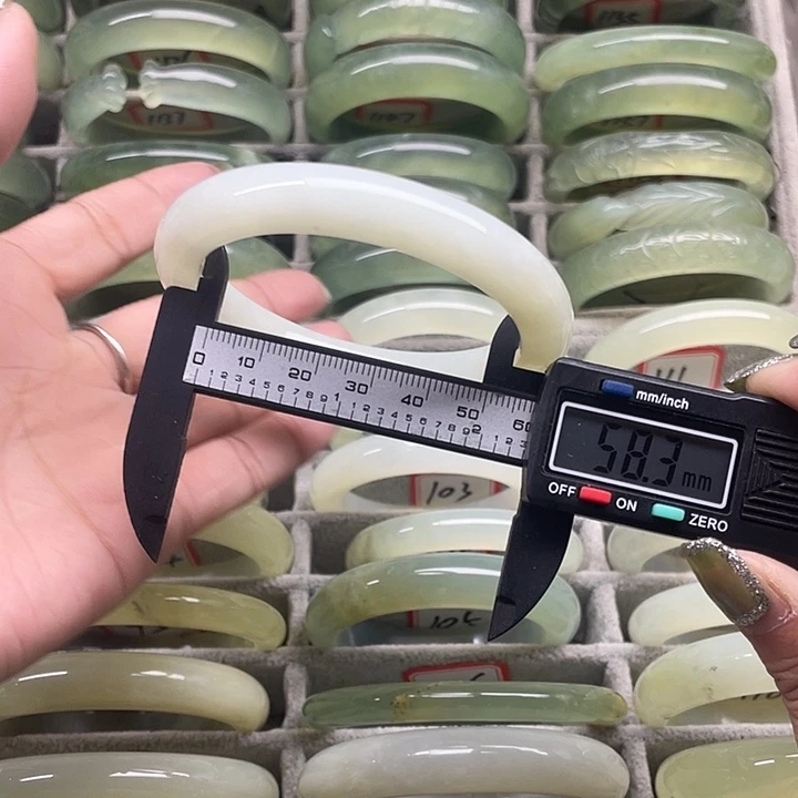 蛇纹石玉未镶嵌手镯113