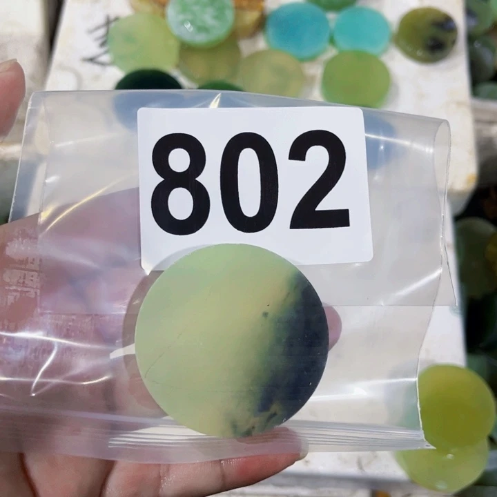 呜***人蛇纹石玉未镶嵌珠宝半成品