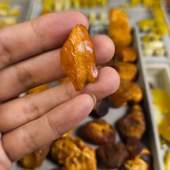 吉****未镶嵌琥珀裸石原石