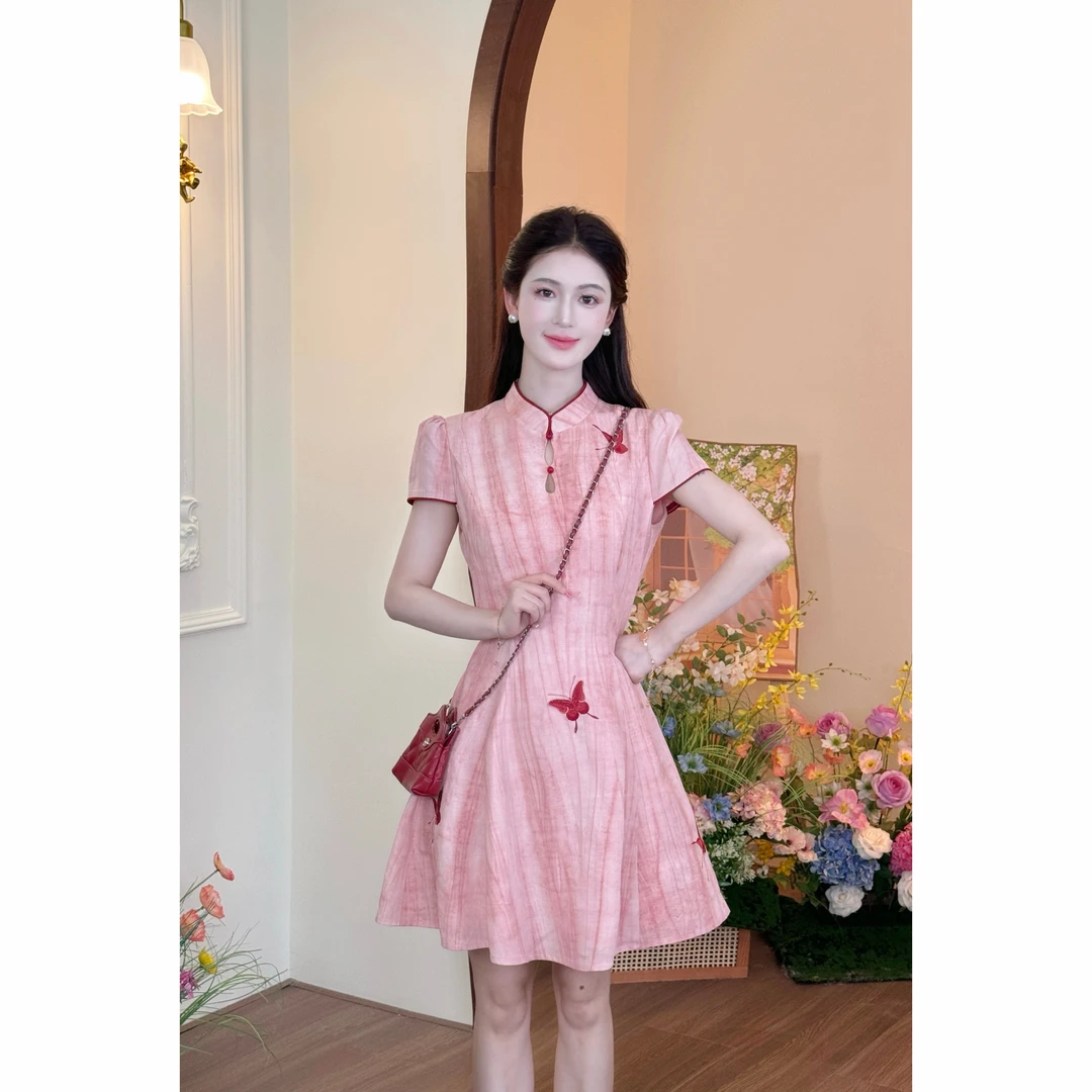 【粉蝶--短款】LiLi新中式重工蝴蝶刺绣旗袍渐变晕染连衣裙XMZH7562