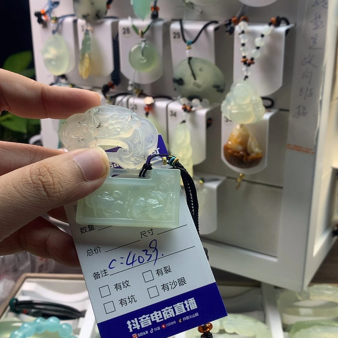 【闪购商品】蛇纹石玉颈饰未镶嵌小**妹