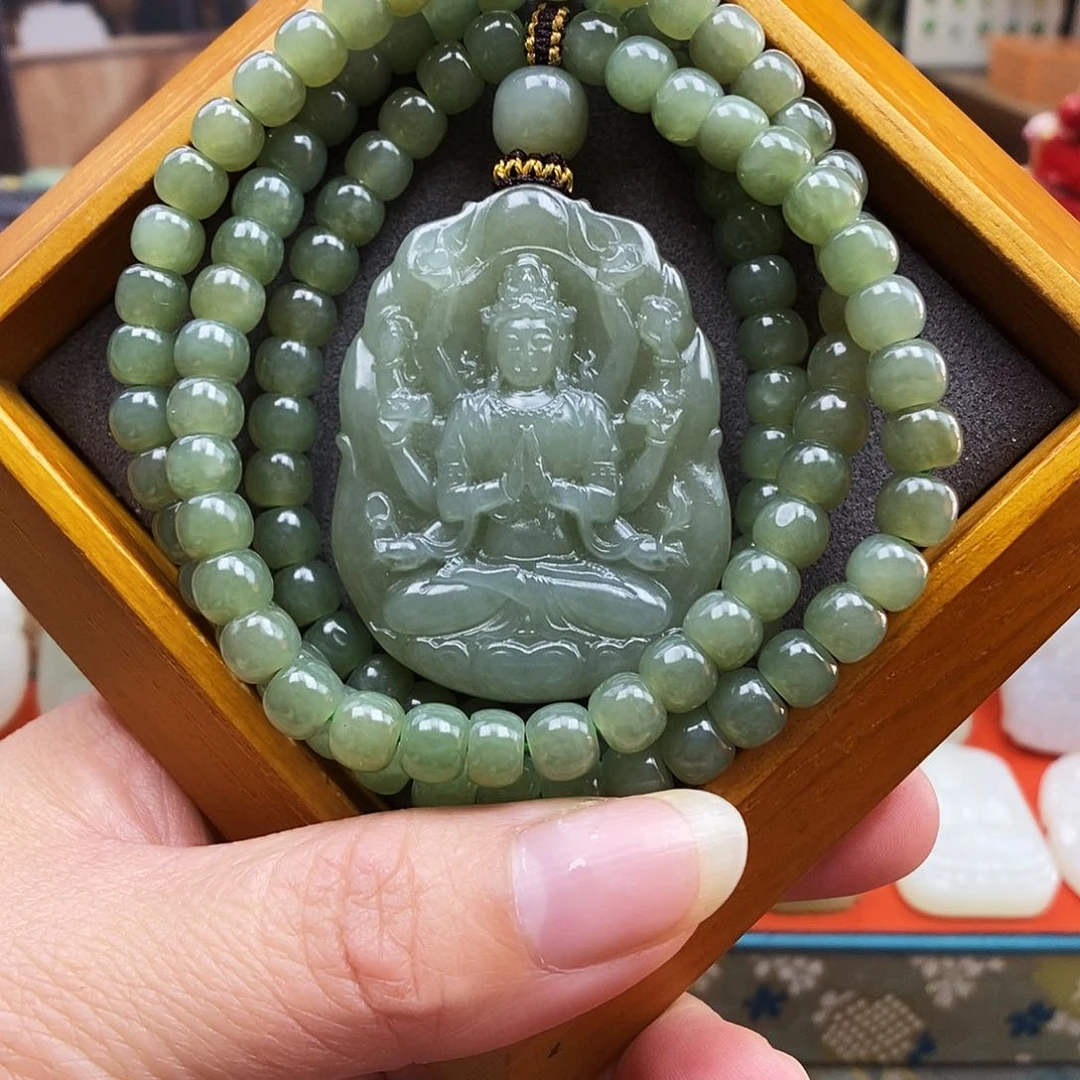 颈饰未镶嵌和田玉千手观音属鼠配戴