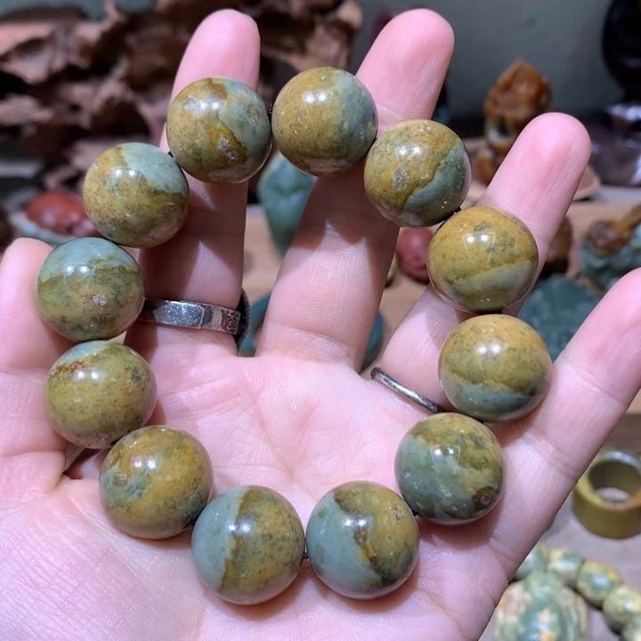 未镶嵌岫岩河磨玉（透闪石质玉）把件