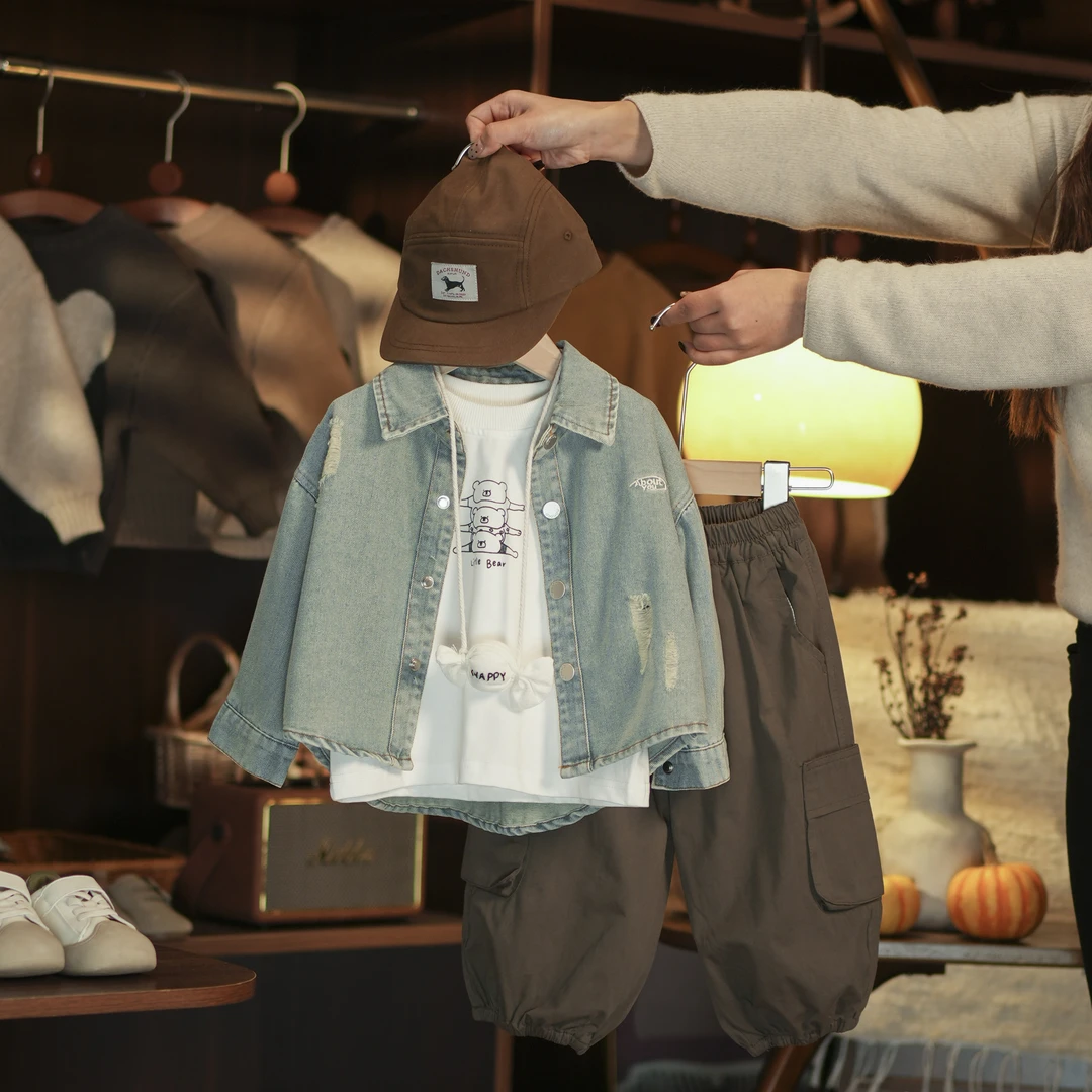 【俩只橙】《春》破烂风格~磨破牛仔浅色衬衫+小懒熊打底+工装休闲裤