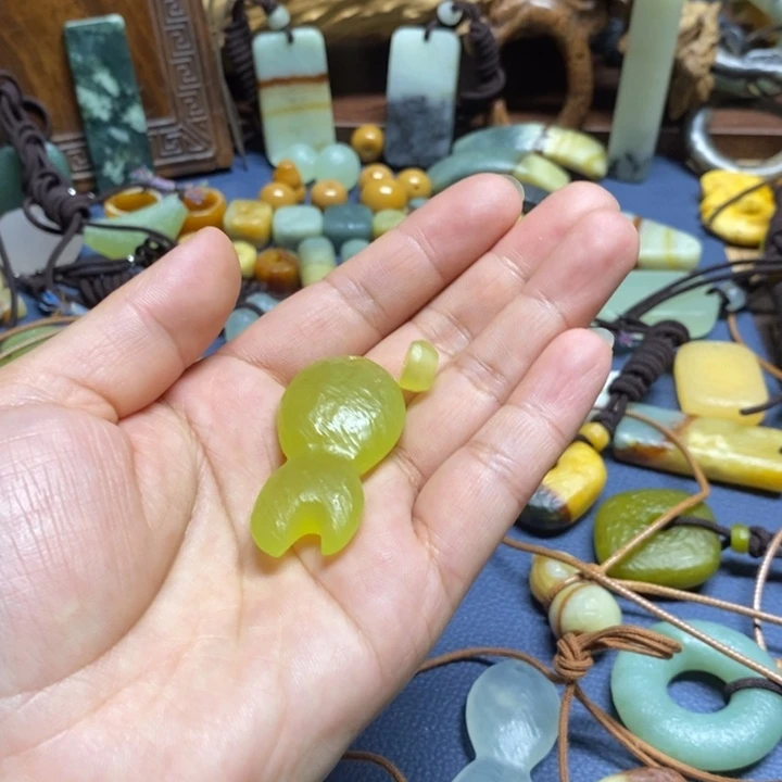 年***鱼蛇纹石玉未镶嵌颈饰