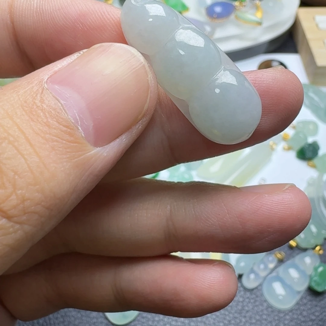 翡翠未镶嵌颈饰福豆