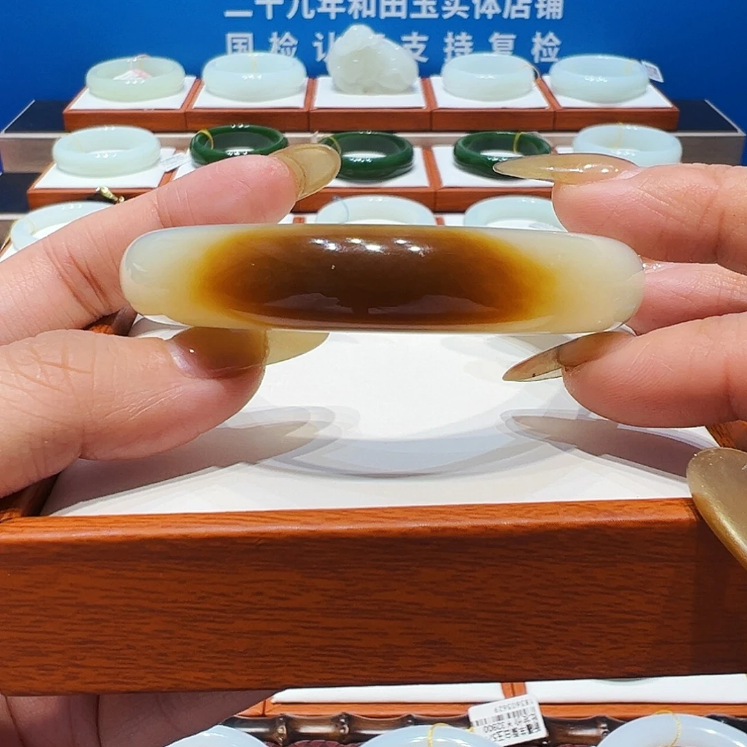 和田玉未镶嵌手镯一口糖5556