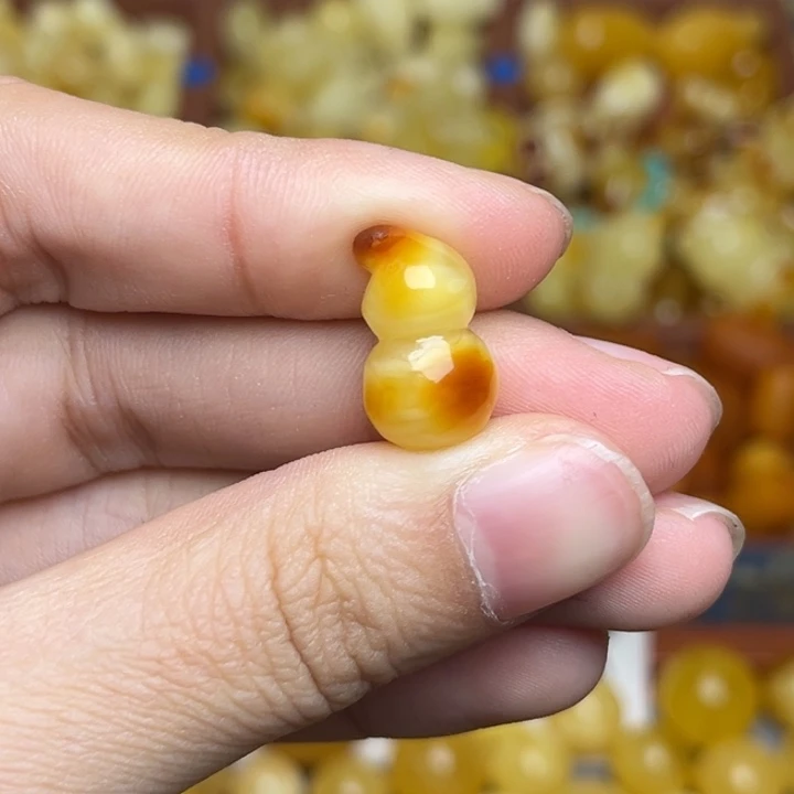 蜜蜡未镶嵌珠宝奇石鸡油黄满蜡俏色小葫芦一个