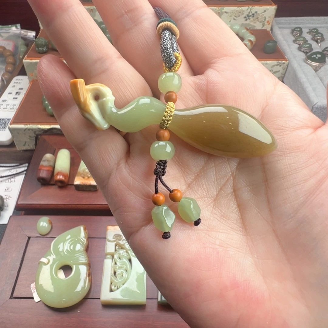 职***手岫岩河磨玉（透闪石质玉）未镶嵌颈饰