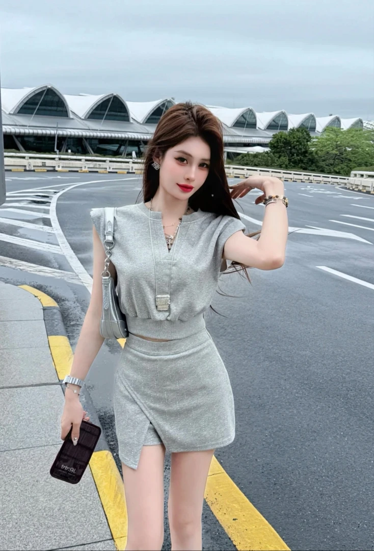 2025夏季新款高级感纯色V领收腰无袖上衣包臀短裙裤两件套