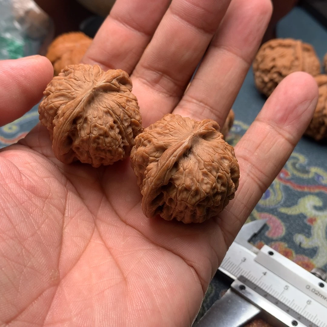 执***、文玩核桃吊坠血麒麟