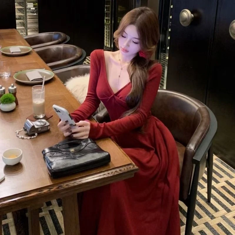 性感v领红色高级感长袖连衣裙女秋冬修身收腰长裙纯欲风露背a字裙