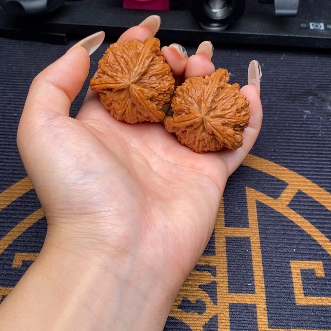一***闪吊坠文玩核桃白狮子