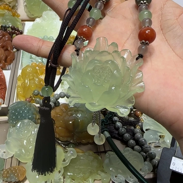 蛇纹石玉吊坠合金