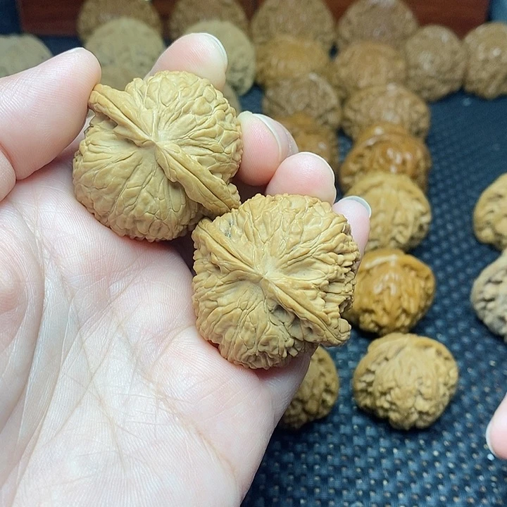 文玩核桃把件40白狮子