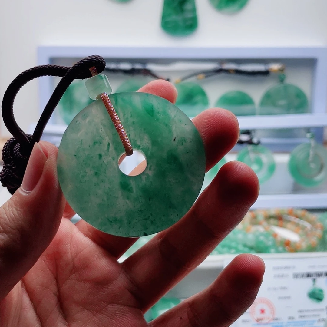 颈饰未镶嵌石英质玉