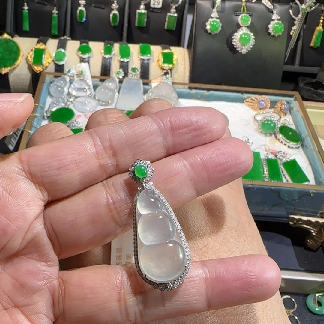 翡翠18K金镶嵌颈饰吊坠