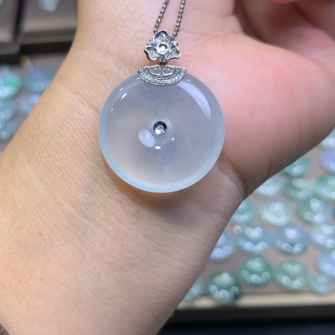 翡翠18K金镶嵌颈饰平安扣