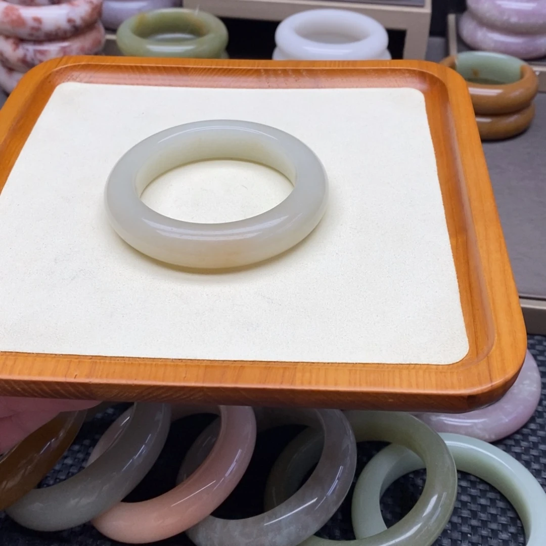 石英质玉（佘太翠）未镶嵌手镯