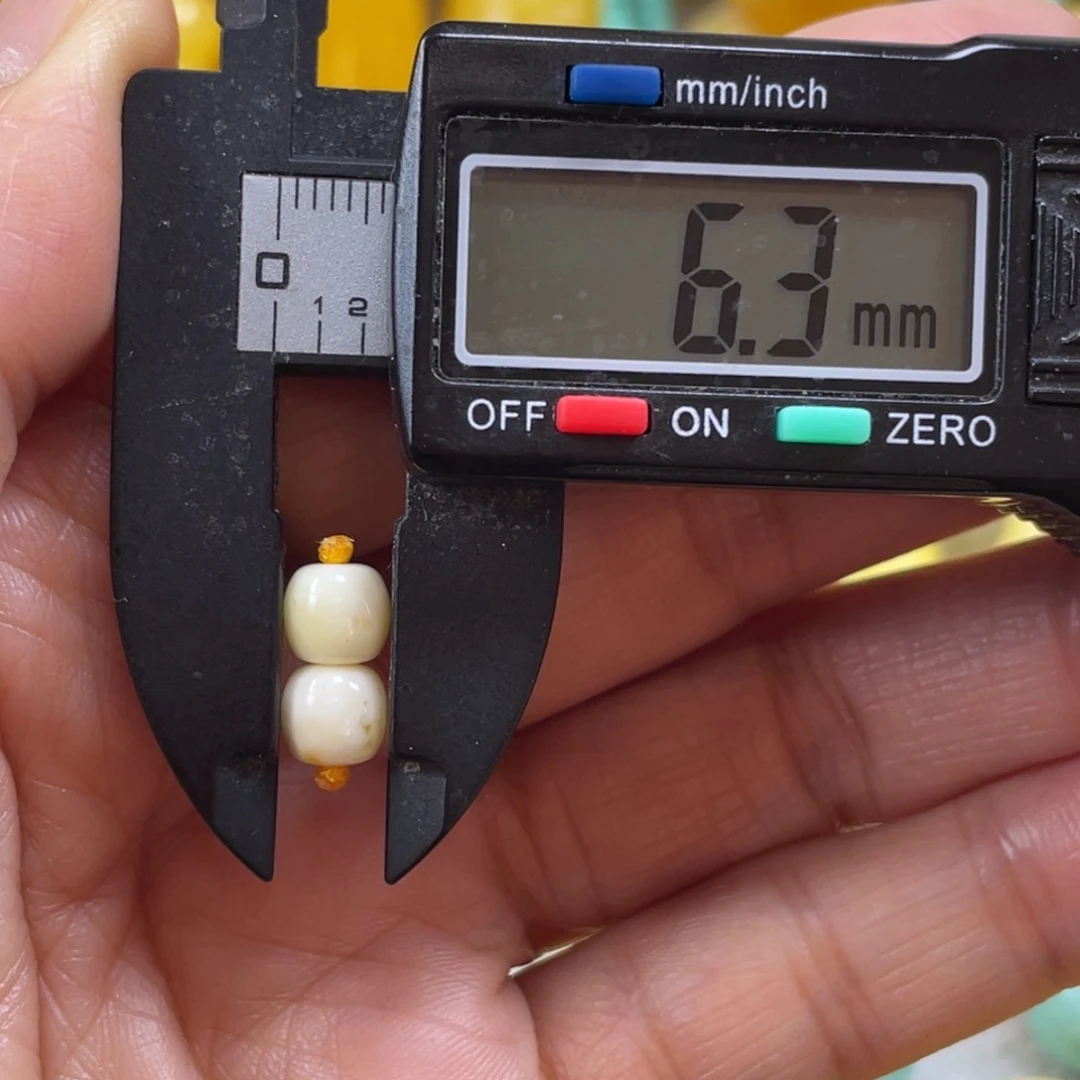 张***六蜜蜡未镶嵌裸石33杂