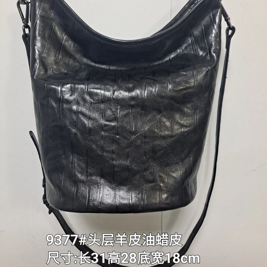 9377#进口头层牛皮油蜡皮单肩斜挎桶包